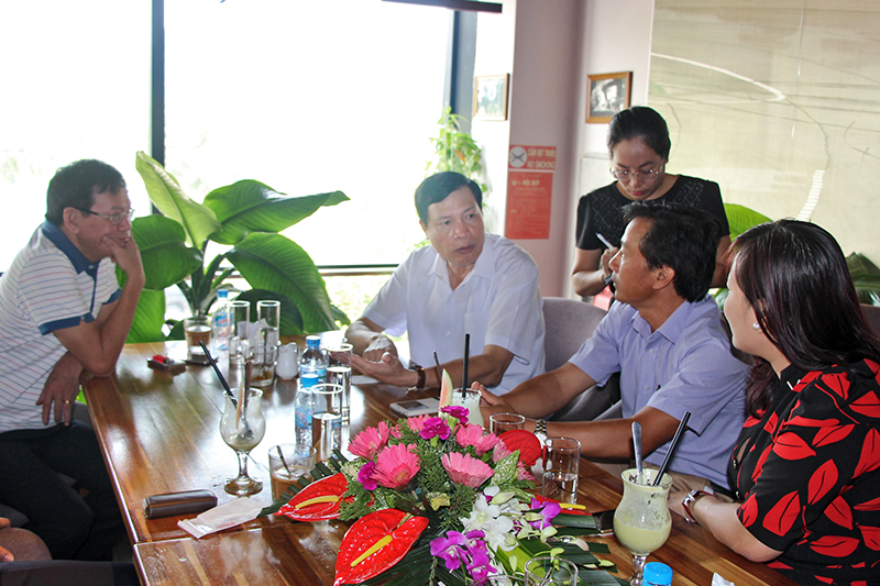 Các doanh nhân trò chuyện, trao đổi cởi mở cùng Chủ tịch UBND tỉnh Nguyễn Đức Long