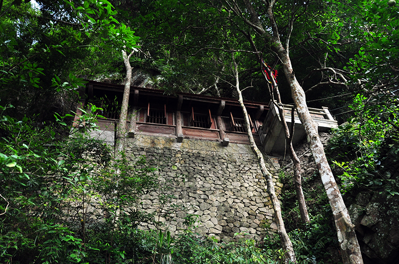 Thỏa sức khám phá, ngắm nhìn những ngôi chùa cổ nằm cheo leo trên vách núi.
