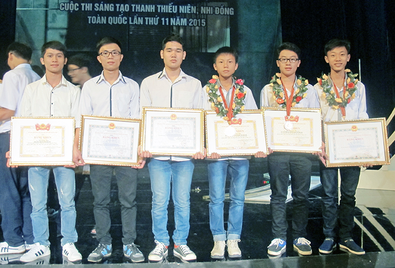 Các học sinh Quảng Ninh đoạt giải tại Cuộc thi Sáng tạo thanh, thiếu niên, nhi đồng toàn quốc lần thứ 11, năm 2015. Ảnh: Liên hiệp các Hội KH&KT tỉnh cung cấp