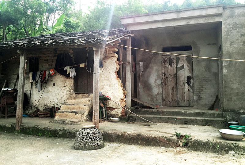Ngôi nhà sàn của gia đình bà Chìu Móc Mùi (thôn Khe Léng, xã Đại Dực) bị phá một nửa để xây nhà mái bằng.