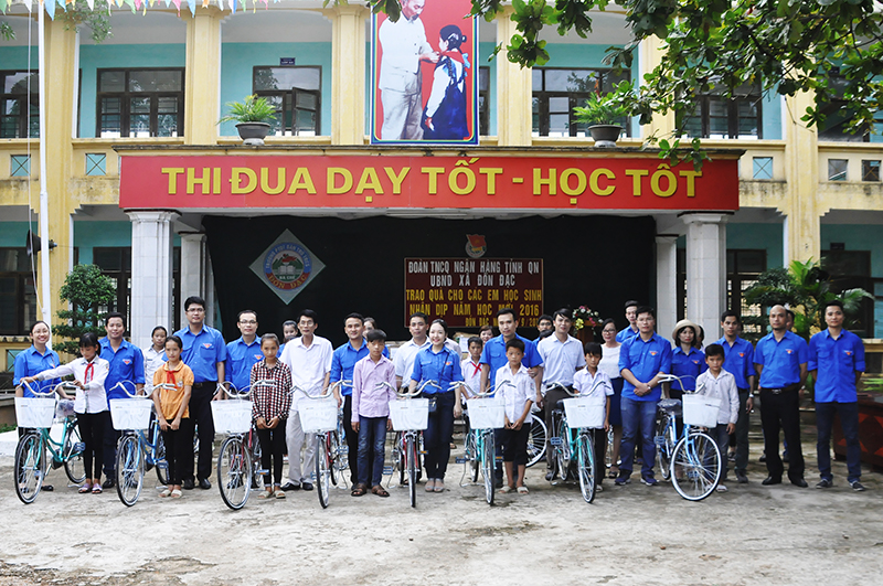 Tặng xe đạp cho các em nhỏ có hoàn cảnh khó khăn vươn lên trong học tập tại trường PTDT bán trú THCS Đồn Đạc, xã Đồn Đạc.