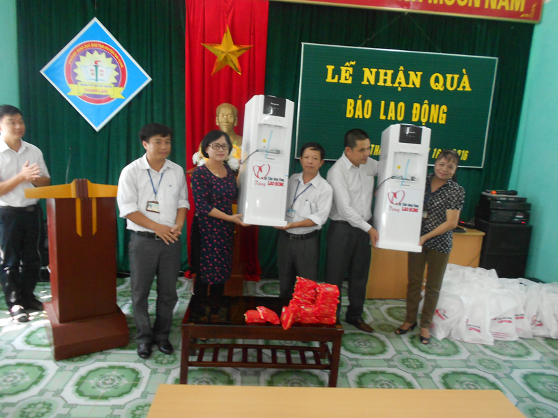 Trao bình lọc nước cho Trường Phổ thông DTBT TH&THCS Thanh Lâm.