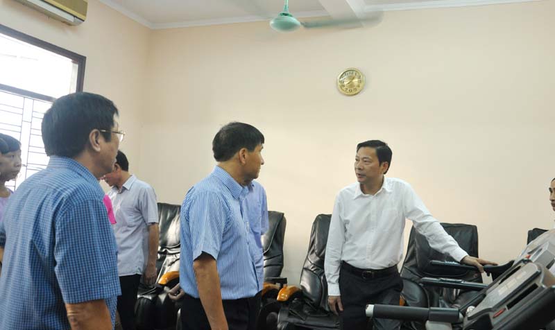 Đồng chí Nguyễn Văn Đọc, Bí thư Tỉnh ủy, Chủ tịch HĐND tỉnh kiểm tra cơ sở vật chất phòng phục hồi chức năng Nhà Điều dưỡng cán bộ tỉnh.