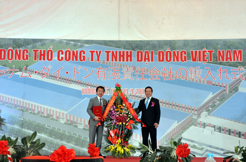 Đồng chí Nguyễn Văn Thành, Phó Chủ tịch UBND tỉnh trao Giấy chứng nhận đầu tư và tặng hoa chúc mừng Công ty TNHH Đại Đông Việt Nam