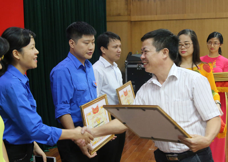 Lãnh đạo Đảng ủy Khối các cơ quan tỉnh trao tặng giấy khen của BCH Đoàn Khối các cơ quan tỉnh cho các tập thể, cá nhân có thành tích xuất sắc trong Chiến dịch tình nguyện hè năm 2016