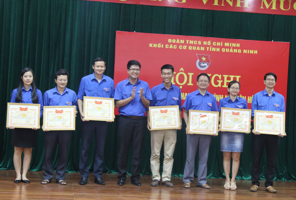 Lãnh đạo BCH Đoàn Khối các cơ quan tỉnh trao tặng giấy khen cho cá nhân có thành tích xuất sắc. 