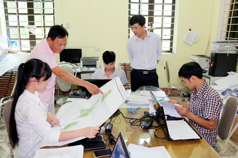 Cán bộ, nhân viên Phòng Kế hoạch, kỹ thuật sản xuất (Đoàn Khảo sát thiết kế lâm nghiệp tỉnh) đang nghiên cứu triển khai quy hoạch các dự án bảo vệ, phát triển rừng.