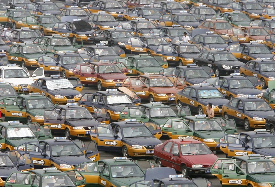 Với dân số toàn quốc hơn 1,3 tỷ người, nhiều đô thị Trung Quốc có mật độ dân cư cao và trở nên quá tải vào giờ cao điểm. Tắc nghẽn giao thông là một trong những hệ quả của việc gia tăng dân số. Đường phố không còn chỗ trống, những chiếc xe nằm bất động trên nhiều cây số. Ảnh: Daily Mail.