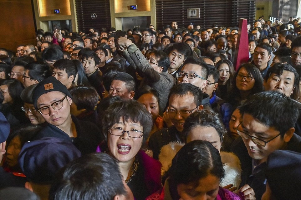 Người dân Trung Quốc chen chúc trong một sự kiện thương mại. Ảnh: Daily Mail.