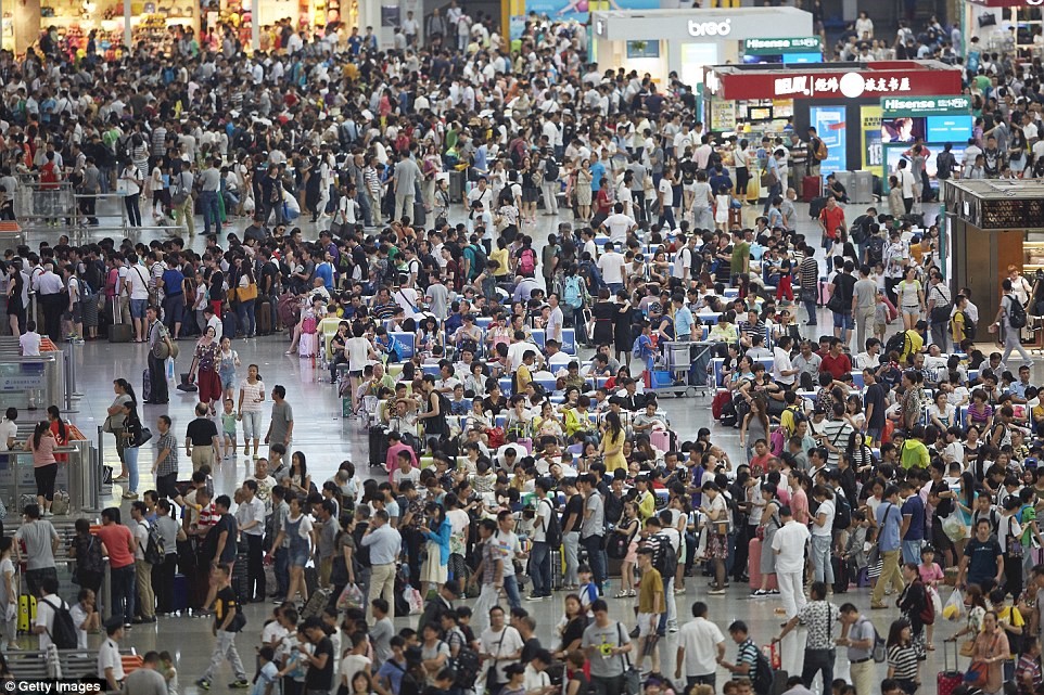 Các hành khách tập trung đông ở ga tàu Hồng Kiều, Thượng Hải, trong dịp nghỉ lễ. Ảnh: Getty.