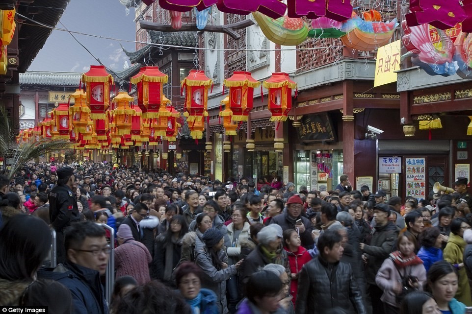Người dân Trung Quốc trong lễ hội đèn lồng được tổ chức thường niên ở Thượng Hải. Ảnh: Getty.