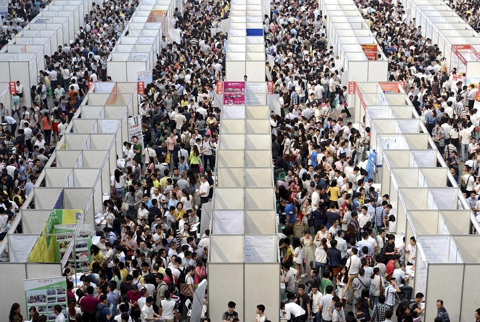 Hàng nghìn lao động tham gia hội chợ việc làm ở Trùng Khánh, tây nam Trung Quốc. Ảnh: Daily Mail.