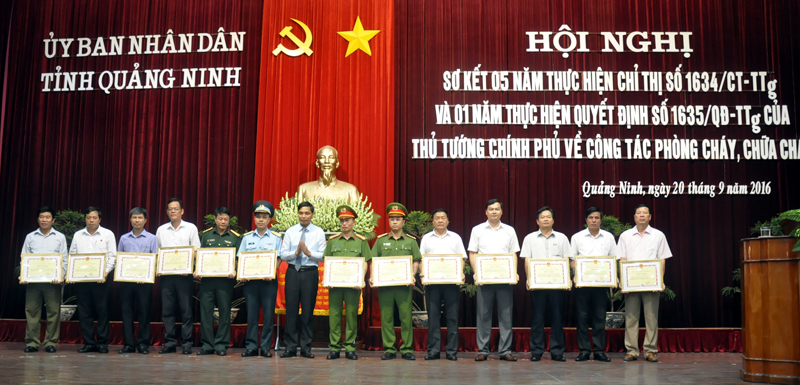Đồng chí Vũ Văn Diện, Phó Chủ tịch UBND tỉnh tặng bằng khen của UBND tỉnh cho các tập thể, cá nhân.