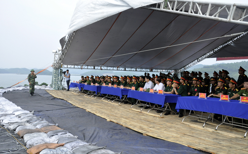 Các đại biểu xem phần thực binh của công ty tại khai trường Cảng Khe Dây (Công ty Cảng)