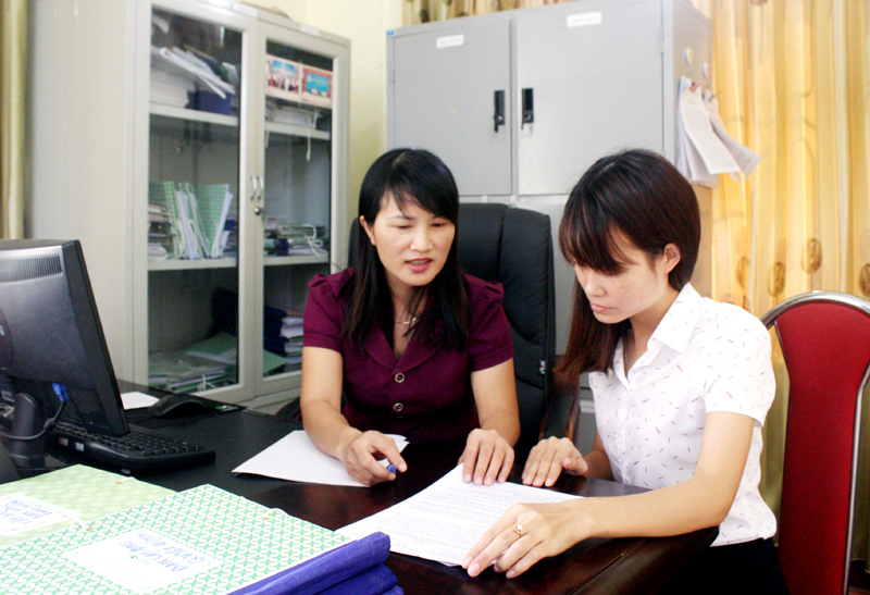 Chị Nguyễn Thu Trình (bên trái) trao đổi công việc với cán bộ phường.