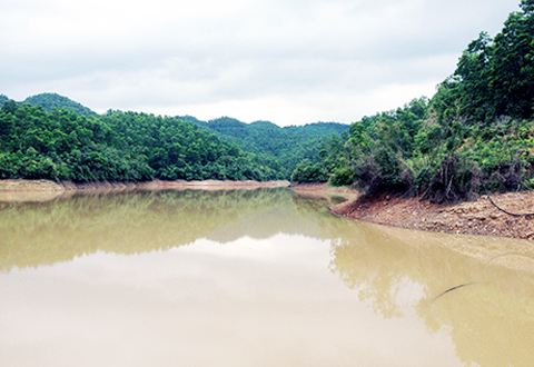Hồ Đá Lạn (xã Tiên Lãng, huyện Tiên Yên) sau những cơn mưa đầu mùa 2016 bị bồi lắng, nước đục ngàu.