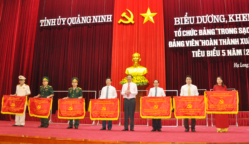Đồng chí Bí thư Tỉnh ủy, Chủ tịch HĐND tỉnh tặng Cờ thi đua của BTV Tỉnh ủy cho 7 chi, đảng bộ cơ sở đạt TSVM tiêu biểu 5 năm