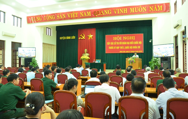 Quang cảnh buổi tiếp xúc cử tri tại huyện Bình Liêu
