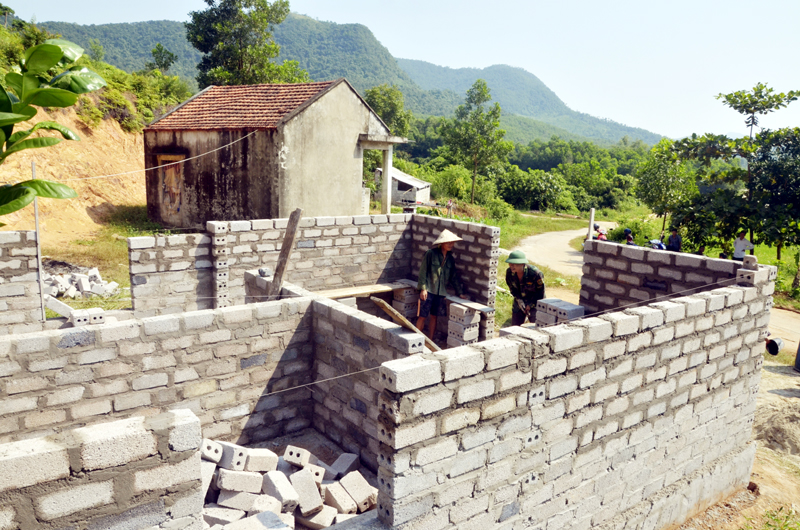 Căn nhà của anh Chìu Xuân Khương, dân tộc Dao - một trong những hộ còn nhiều khó khăn ở thôn Đài Làng, xã Vạn Yên đang được xây dựng kiên cố với sự hỗ trợ của người dân trong thôn. 
