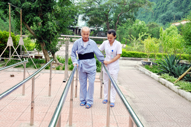 Hướng dẫn bệnh nhân bị liệt sau tai biến mạch máu não tập đi tại Khoa Bệnh nghề nghiệp và Người cao tuổi, Bệnh viện Phục hồi chức năng Quảng Ninh.