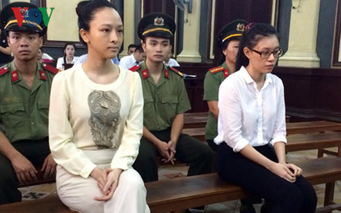 Trương Hồ Phương Nga và Nguyễn Đức Thùy Dung tại phiên tòa ngày 21/9 (Ảnh: Huy Sơn)