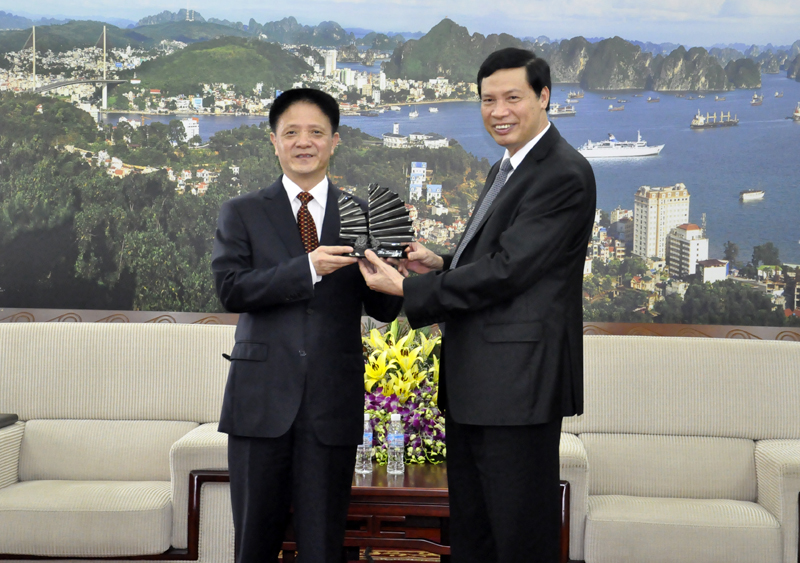 Đồng chí Nguyễn Đức Long, Phó Bí thư Tỉnh ủy, Chủ tịch UBND tỉnh tặng quà lưu niệm đoàn công tác tỉnh Phúc Kiến (Trung Quốc)