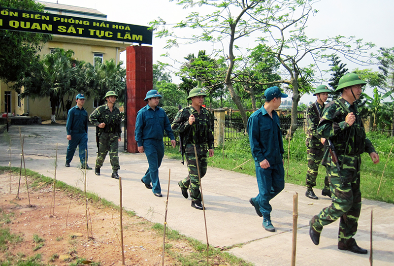 CBCS lực lượng dân quân thường trực phường Hải Hoà phối hợp với Đồn BP Hải Hoà tuần tra bảo vệ đường biên, cột mốc trên địa bàn.