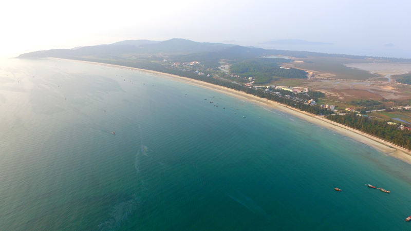 Đến huyện đảo Cô Tô, du khách sẽ được đắm mình trong làn nước biển trong xanh đến vô tận.