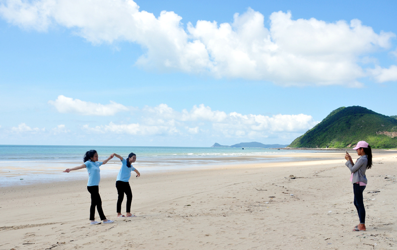 Bãi biển ở đảo Quan Lạn (huyện Vân Đồn) thật hấp dẫn bởi sự nguyên sơ, trong lành.