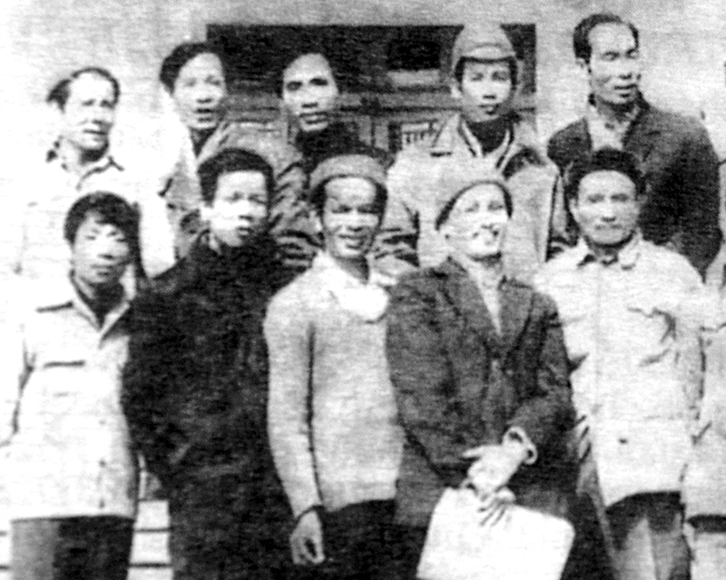 Nhà văn Nguyễn Sơn Hà (đứng giữa, hàng trước) và các hội viên văn xuôi Hội VHNT Quảng Ninh năm 1977.  Ảnh: Tư liệu của Hội VHNT Quảng Ninh