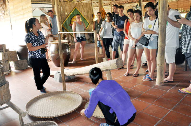Xem người nông dân tái hiện quy trình làm ra hạt gạo bằng thủ công từ thời xưa ở làng quê.