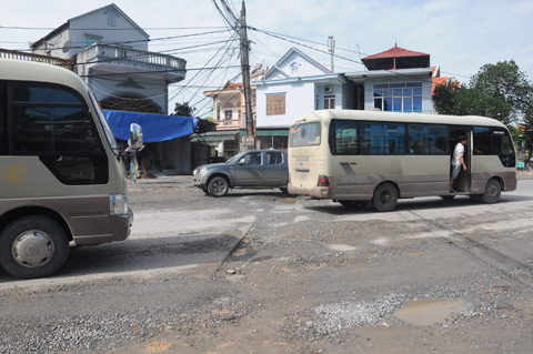 Đoạn cắt ngang đường thuộc phường Hà Phong (TP Hạ Long) rộng gần 1m lồi lõm làm cho các phương tiện đi qua rất khó khăn 