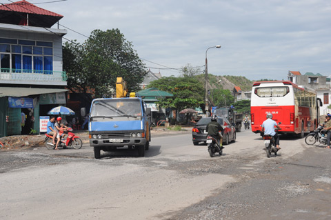Đặc biệt ở đây còn gần Trường TH&THCS Minh Khai (Hà Phong, Hạ Long) và ngã 3 nên có lưu lượng phương tiện tham gia giao thông đông. Theo người dân cho biết chỉ trong 2 ngày 23 và 24/9/2016 đã có 6 trường hợp ngã xe mô tô do phải tránh 