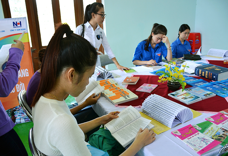 Sinh viên Trường Ðại học Hạ Long tham gia “Ngày hội sách năm 2016” do nhà trường tổ chức.