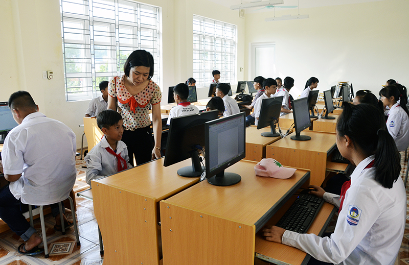 Giờ tin học của học sinh Trường THCS Sơn Dương (huyện Hoành Bồ) - Trường phấn đấu đạt chuẩn quốc gia trong năm 2016.