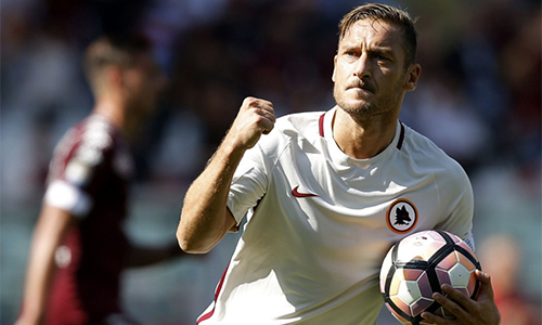 Totti tự tặng quà sinh nhật sớm, nhưng kém vui khi Roma thua trận. Ảnh: AFP.