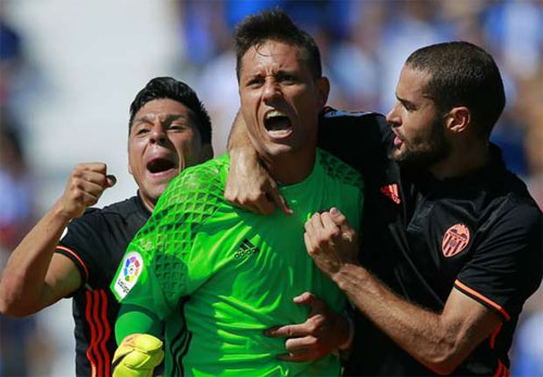 Diego Alves (giữa) là một chuyên gia cản phá phạt đền. Ảnh: Reuters