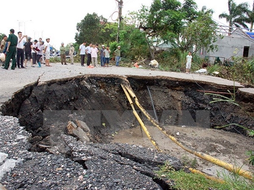 The sinkhole in Cam Son Ward is 3m deep and 100m wide. — VNA/VNS Photo