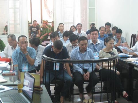 Bị cáo Nhung- Đạt (hàng trên, bên phải) và đồng bọn tại phiên xử.