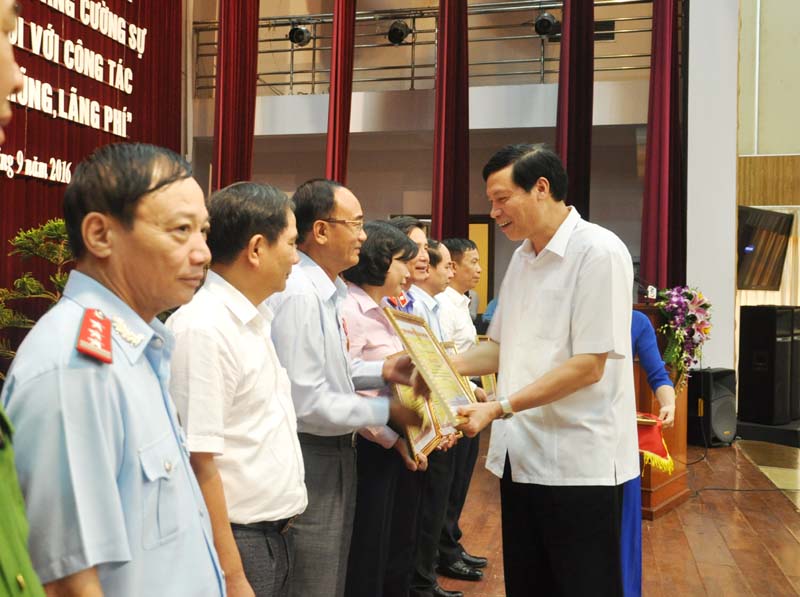 Đồng chí Nguyễn Đức Long, Phó Bí thư Tỉnh ủy trao bằng khen của UBND tỉnh cho các tập thể có nhiều thành tích xuất sắc trong thức hiện Nghị quyết Trung ương 3 (khóa X)