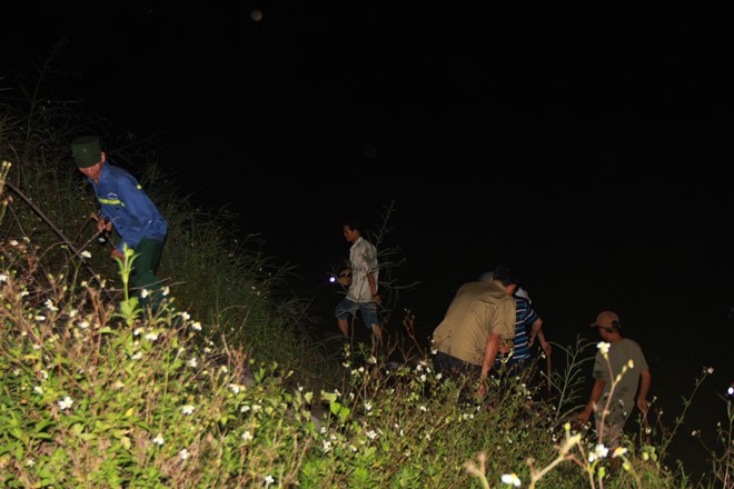Các trinh sát tổ chức truy lùng nghi can ven bờ sông Uông tối 25-9. Ảnh: vne
