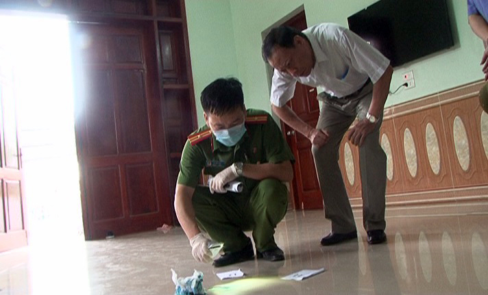 Thượng tướng Lê Quý Vương trực tiếp chỉ đạo điều tra tại hiện trường và kiểm tra công tác khám nghiệm hiện trường.