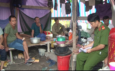 Công an TP Uông Bí (Quảng Ninh) lấy lời khai của người dân quanh khu vực nhà nạn nhân phục vụ công tác điều tra.