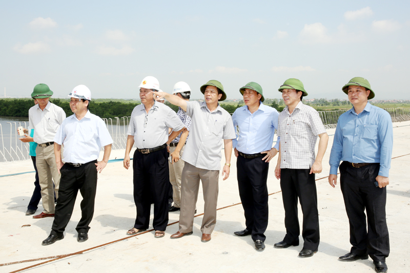 Các đồng chí lãnh đạo Bộ GT-VT, tỉnh Quảng Ninh kiểm tra tiến độ thi công cầu Sông Hốt.