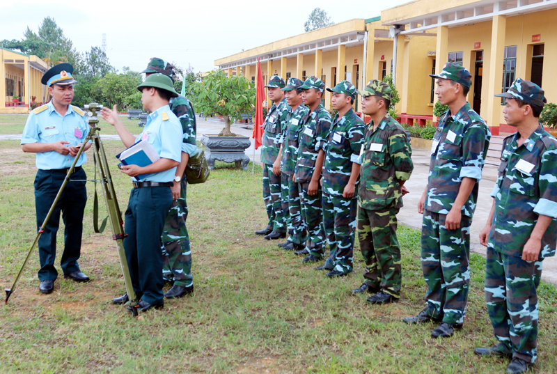 Trung đoàn 213 tổ chức huấn luyện cho chiến sĩ thao tác sử dụng khí tài quang học. (Ảnh do đơn vị cung cấp).