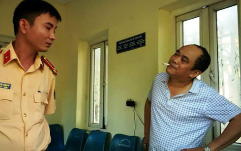 Ông Lê Văn Tuấn – Giám đốc chi nhánh một công ty, tự xưng phóng viên ngậm thuốc lá có biểu hiện không hợp tác sau khi đâm vào cổng UBND tỉnh.