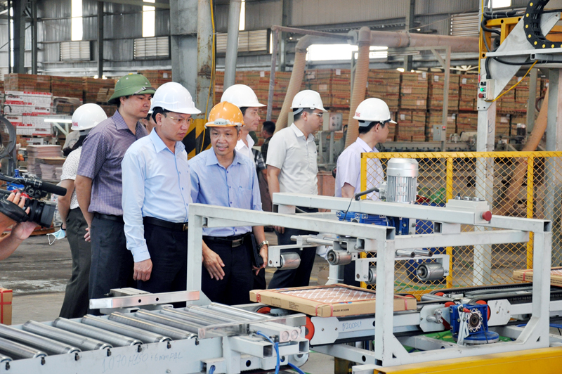 Đoàn giám sát của HĐND tỉnh kiểm tra quy trình sản xuất vật liệu xây dựng của Công ty CP Vĩnh Thắng tại phường Mạo Khê (TX Đông Triều). 