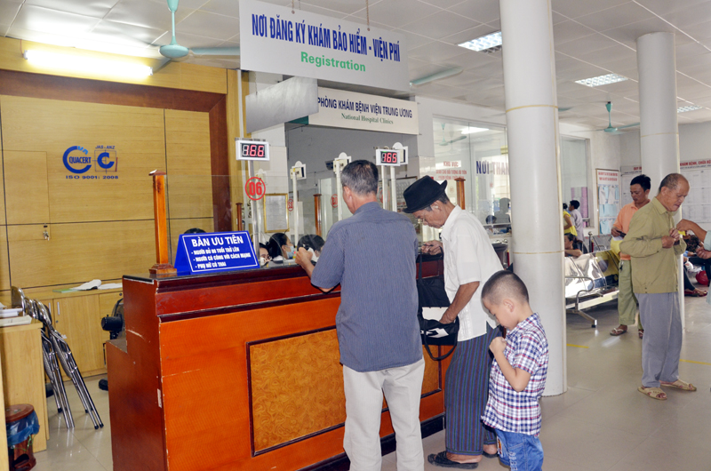 Người dân đến đăng ký khám BHYT tại Bệnh viện Bãi Cháy.
