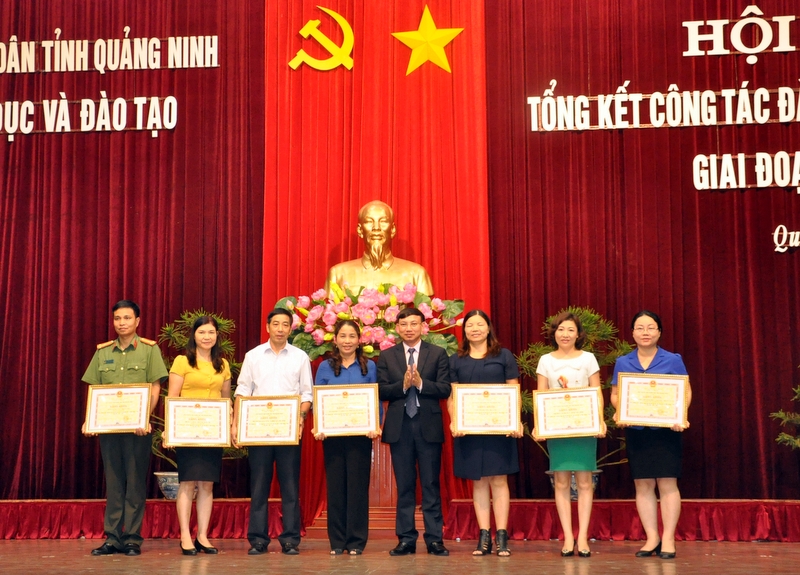 Các tập thể có thành tích xuất sắc trong công tác đào tạo lưu học sinh Lào giai đoạn 2011-2016 được nhận Bằng khen của UBND tỉnh Quảng Ninh.