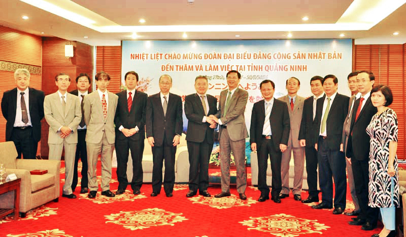 Lãnh đạo tỉnh Quảng Ninh cùng Đoàn đại biểu Đảng cộng sản Nhật Bản chụp ảnh lưu niệm.